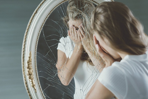 Женщина не хочет смотреться в разбитое зеркало