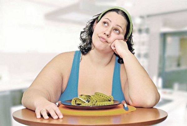 Толстая женщина не ест, сидит на диете